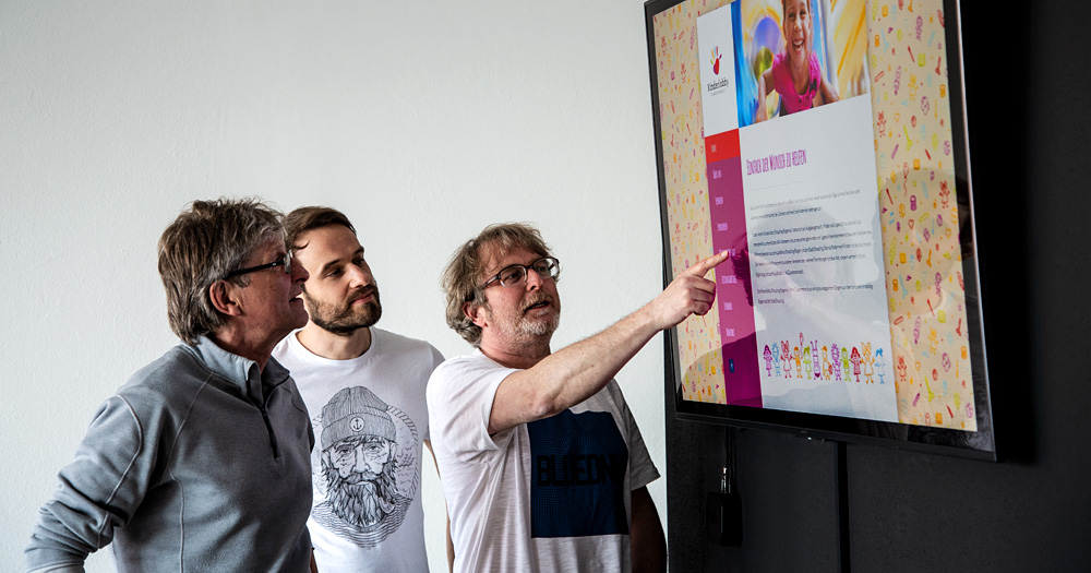Der Vorsitzende der Kinderlobby Straubing-Bogen, Robert Fischer (links), diskutiert mit Matthias Lehner (Mitte) und Dieter Zollner (rechts) über die Vorteile der neuen Homepage.